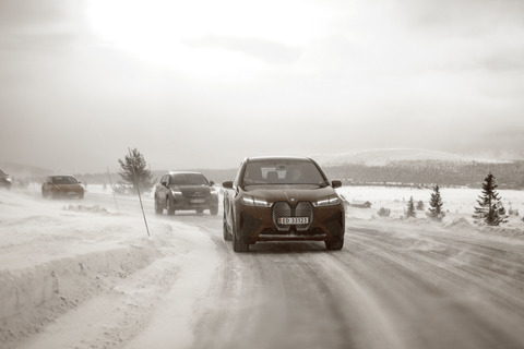 20220126 rekkeviddetest elbil vinter karavane Venabygdsfjellet BMW iX fremst foto Tomm W Christiansen 70