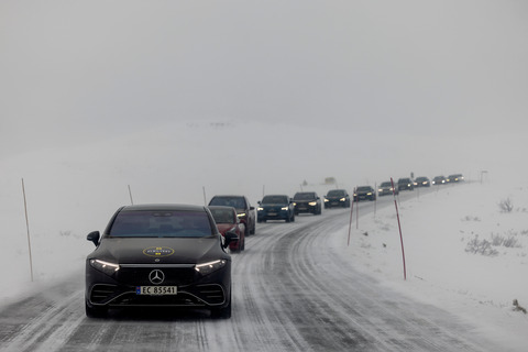 20220126 rekkeviddetest elbil vinter karavane Venabygdsfjellet Mercedes EQS fremst foto Tomm W Christiansen 83