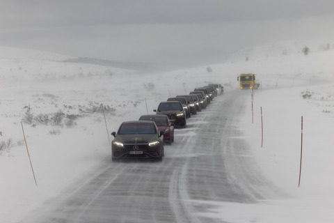 20220126 rekkeviddetest elbil vinter karavane Venabygdsfjellet Mercedes EQS fremst foto Tomm W Christiansen 79