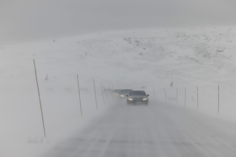 20220126 rekkeviddetest elbil vinter karavane Venabygdsfjellet Mercedes EQS fremst foto Tomm W Christiansen 80