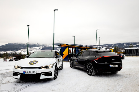 20220126 rekkeviddetest elbil vinter Kia EV6 4WD hvit og 2WD svart foto Tomm W Christiansen 54
