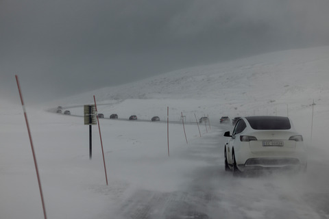 20220126 rekkeviddetest elbil vinter karavane Venabygdsfjellet bakfra Tesla Model Y bakerst foto Tomm W Christiansen 84