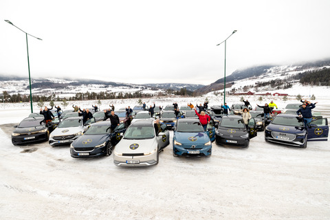 20220126 rekkeviddetest elbil vinter gruppebilde med vinkende sjåfører foto Tomm W Christiansen 50