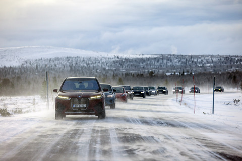 20220126 rekkeviddetest elbil vinter karavane Venabygdsfjellet BMW iX fremst foto Tomm W Christiansen 18