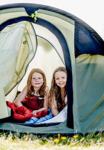 Piger der leger i telt