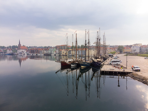 Sejlskibe ligger til kaj ved Sønderborg slot 0070