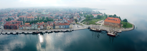 Sejlskibe ligger til kaj ved Sønderborg slot 0003 Pano 1
