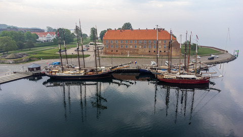 Sejlskibe ligger til kaj ved Sønderborg slot 0013