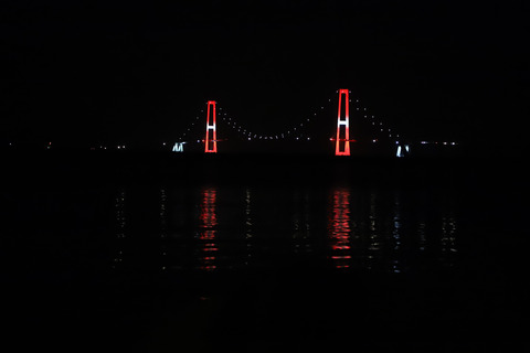 Storebæltsbroen i rød og hvid