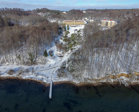 Drone overview vinter sne Hotel Vejlefjord