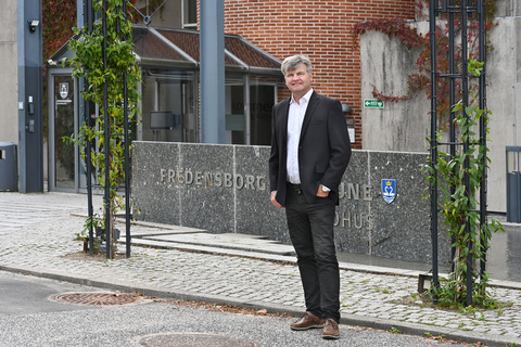 Borgmester Thomas Lykke Pedersen foran Fredensborg Rådhus fotograf Peter Dahlerup ref  4716