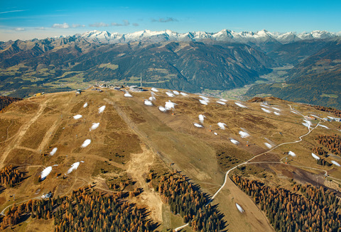 Kronplatz, Skigebiet, Beschneiung,  Hintergrund Zillertaler Alpen, Dolomiten, Italien