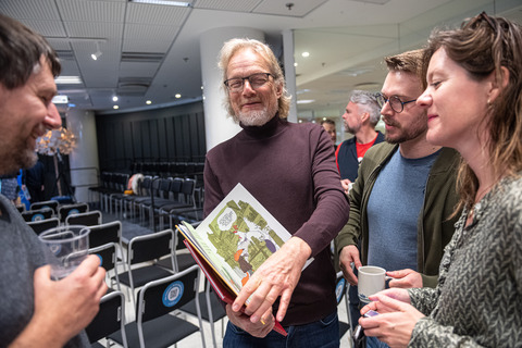 Mårdøn Smet showing his book "Den om Rufus"