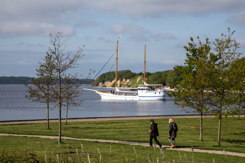 Sønderborg strandpromenaden Gåtur Mennesker vand båd sejlskib