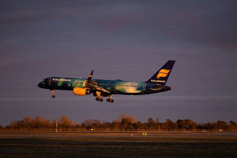 Icelandair 757 landing