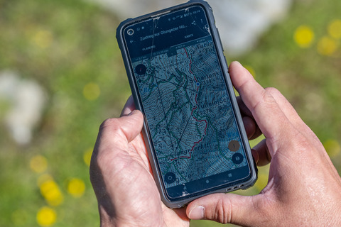 alpenvereinaktiv App mit topographischer ÖK50 Karte des BEV im Gelände   WW001613  bearbeitet