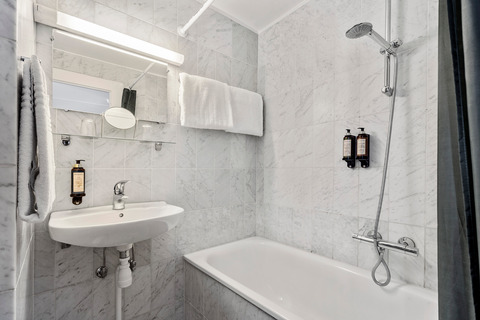 BW Hotel Astoria 5 Double room Bathroom
