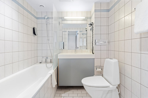 BW Airport Hotel Copenhagen bath room superior 3 single
