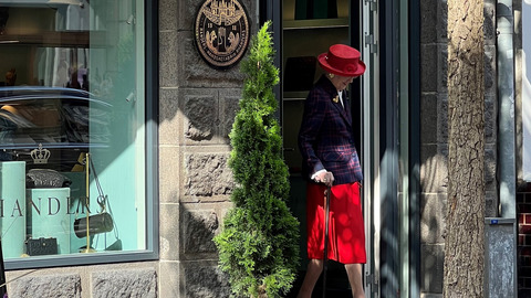 Efter besøg H M Dronningen går fra Rhanders Handsker på vej til hotellet