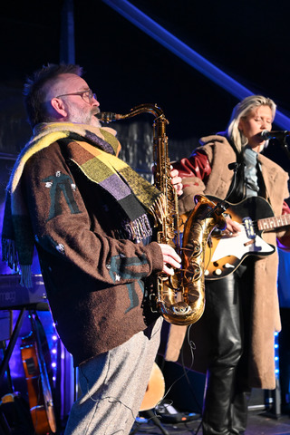 Bríet with saxophone player