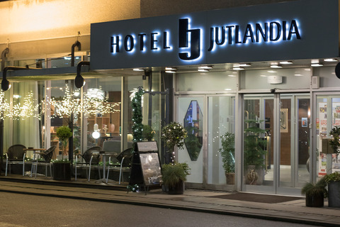 2017 Jul fordør med Hotel Jutlandia skilt