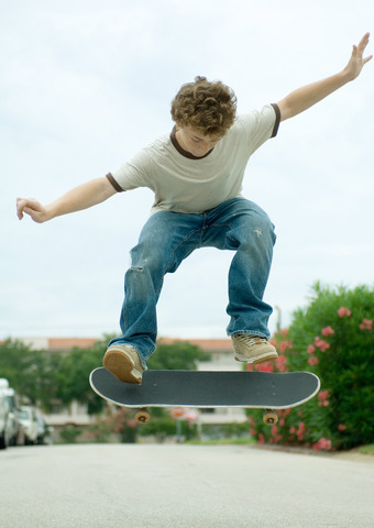  ©Odilon Dimier/AltoPress/Maxppp ; Boy jumping with skateboard