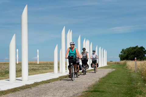 Cyklister, Jelling monumenterne palisade. Foto Mads Hansen