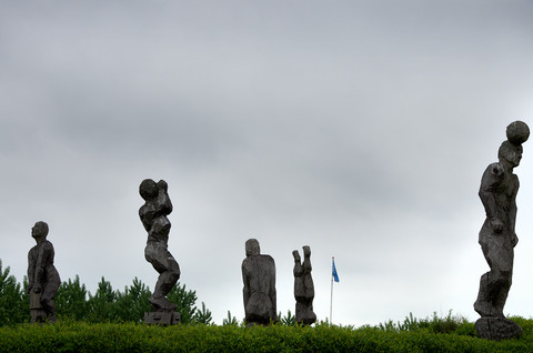 130528 Statuer i Buskelund