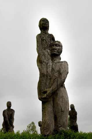 130528 Statuer i Buskelund